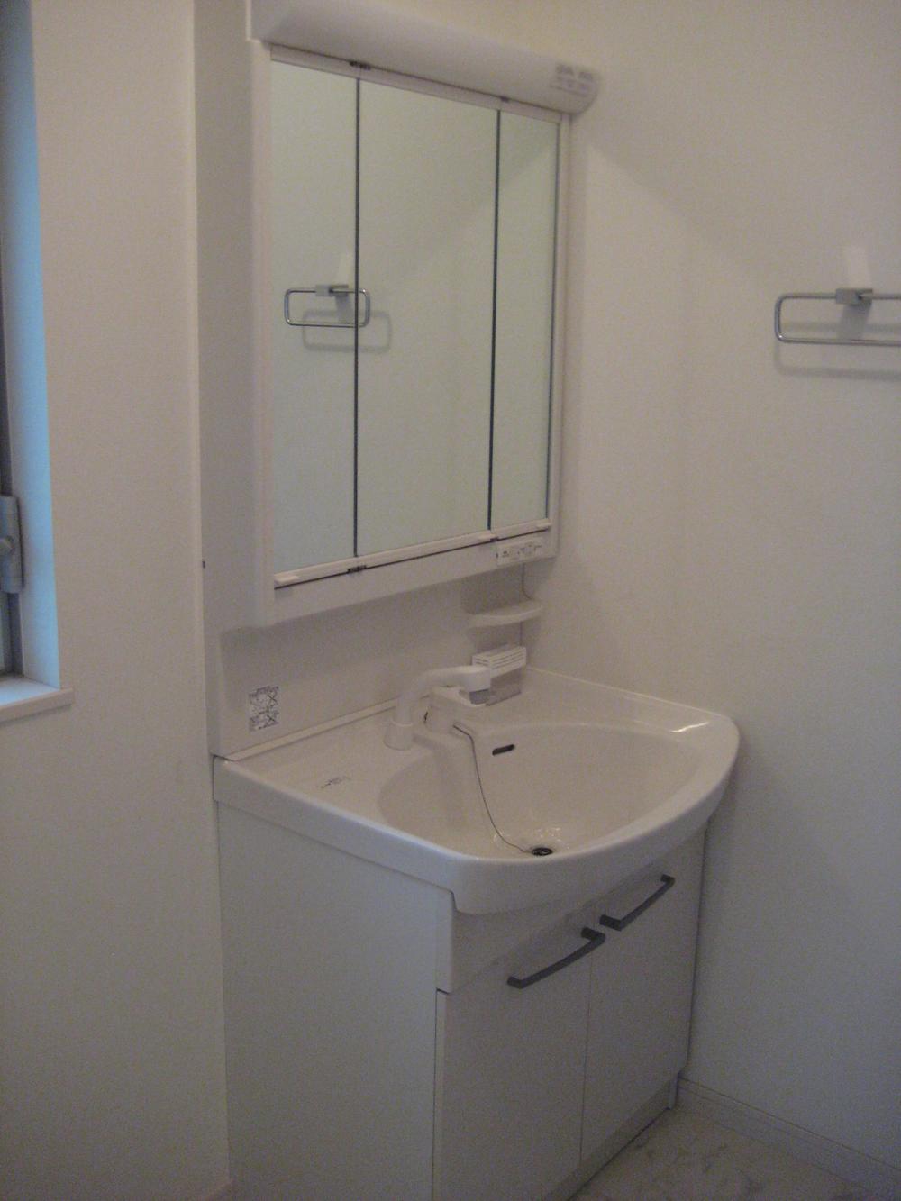 Wash basin, toilet