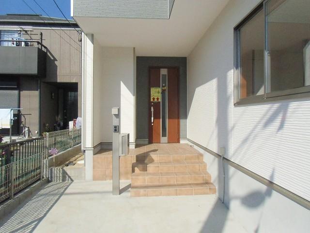 Entrance. Local (December 5, 2013) Shooting