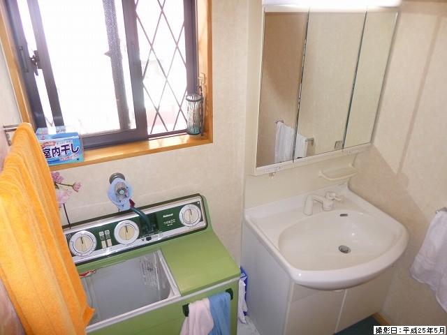 Wash basin, toilet. Room (May 2013) Shooting