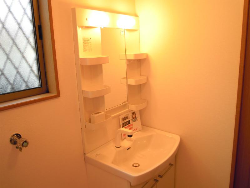 Wash basin, toilet. Indoor (12 May 2013) Shooting