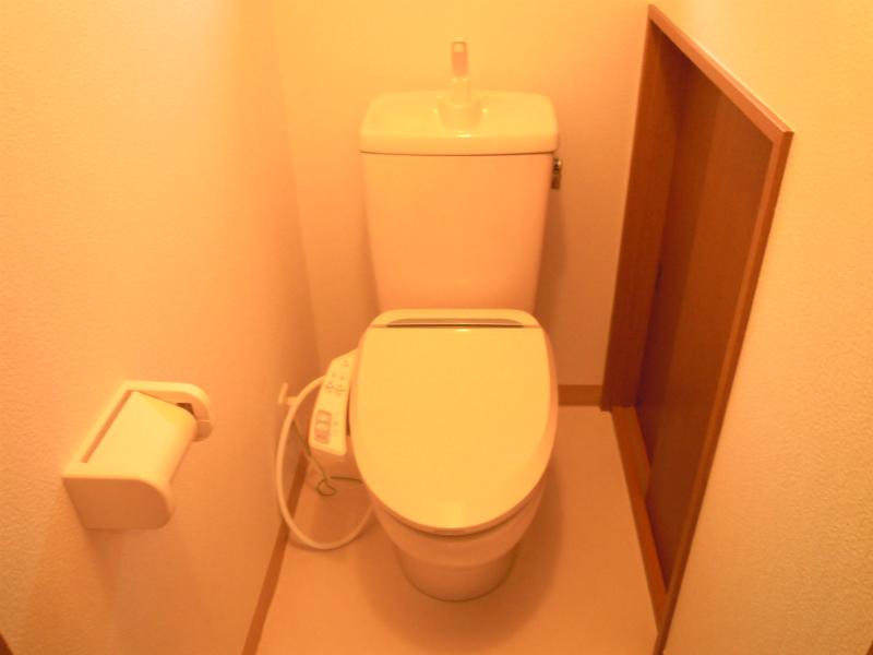 Toilet. Indoor (12 May 2013) Shooting