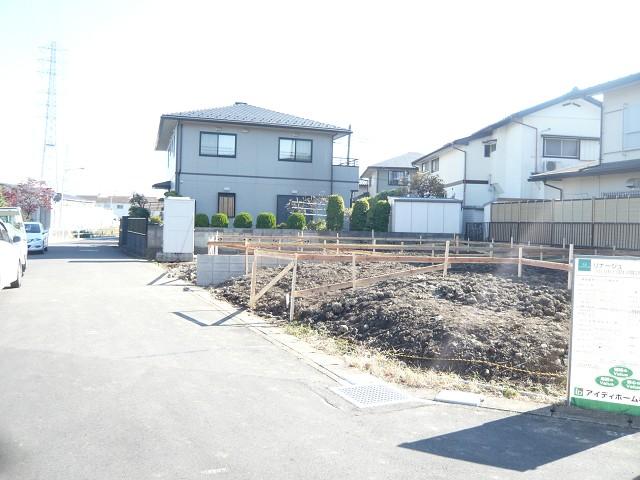 Local photos, including front road. Less traffic, It is safe for the front road can have small children.