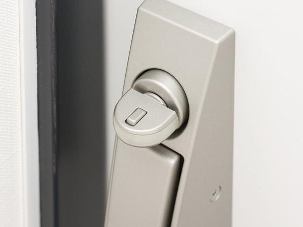 Security.  [Crime prevention thumb turn] A switch-type security thumb that corresponds to the incorrect tablet would turn the thumb-turn put the tool on the inside of the door (the top one place) has been adopted.