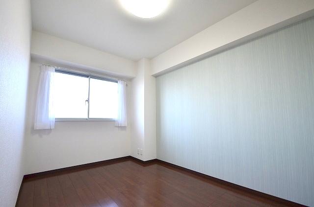 Non-living room. ~ The room other than the living ~