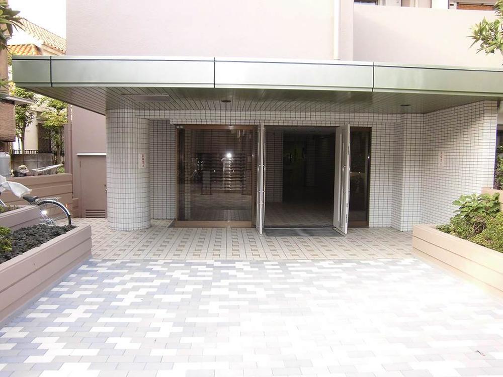 Entrance. Common areas