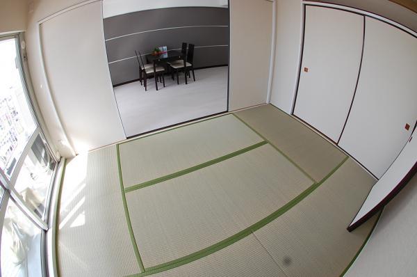 Non-living room. Japanese-style room that follow from living