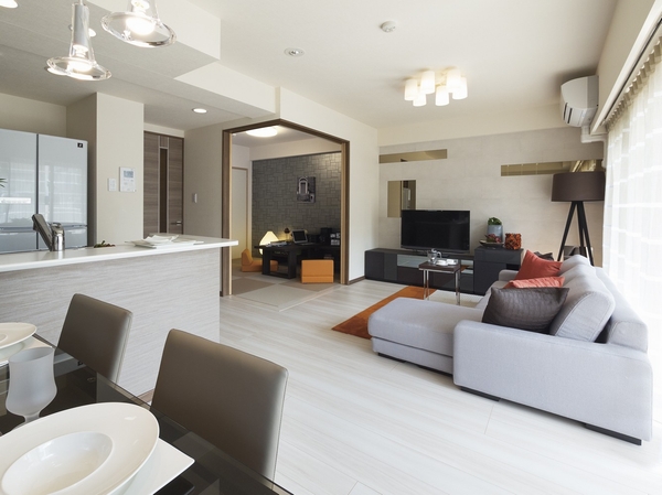 Living from dining, See Japanese-style direction. The south side of the opening full of wide living room, Bright space where sunlight is plenty. If you open the partition of the Japanese-style room, You can also take advantage of as a broad integrated space.