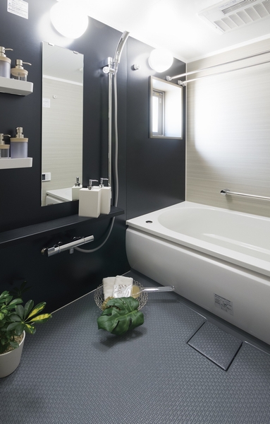 Bathroom with a window. Hot water is cold hard thermos tub, Bathroom ventilation dryer, Karari floor, such as standard equipment also has to pursue the quality.
