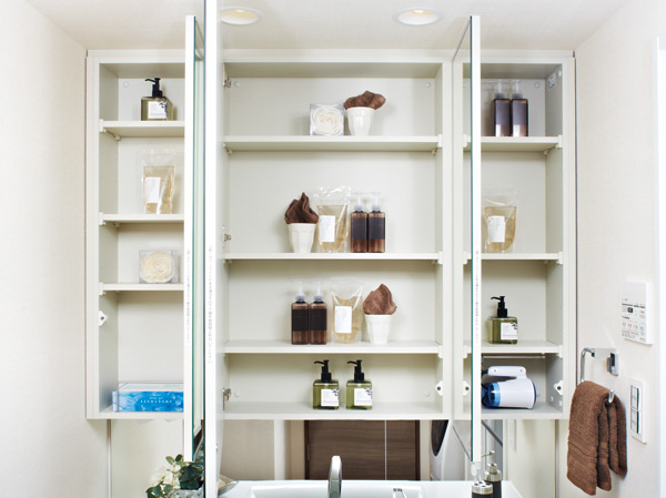 Bathing-wash room.  [Three-sided mirror back storage] Ensure a wide housed in Kagamiura. It can be stored to organize, such as your cosmetics.