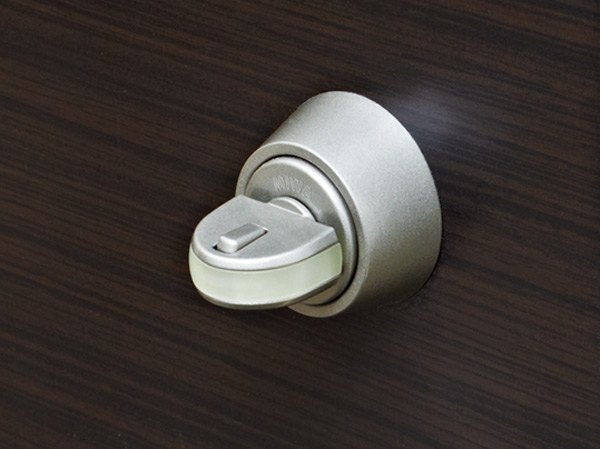 Security.  [Crime prevention thumb turn] It has adopted a special interior locking knob that does not turn as well as trying to incorrect tablets (thumb) and the like from the external tool.
