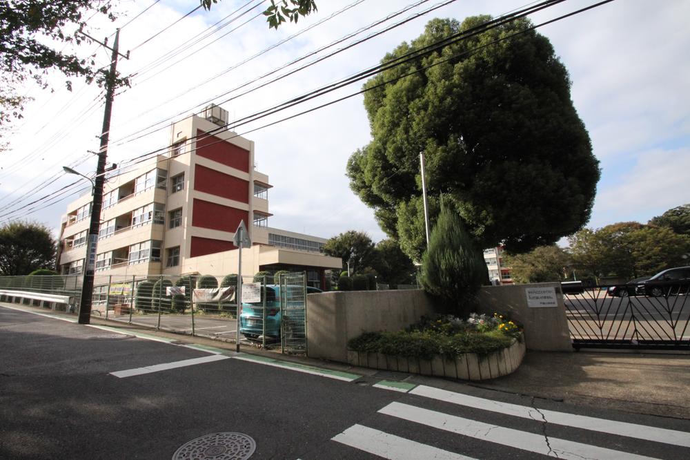 Primary school. Is a school that boasts a long history and tradition of Kawaguchi Municipal Totsuka to elementary school 1075m 140 years