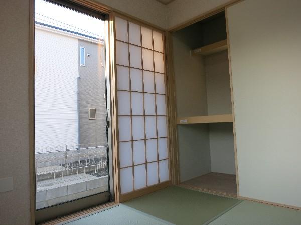 Non-living room. Independent Japanese-style room is likely to come in handy in steep visitor.