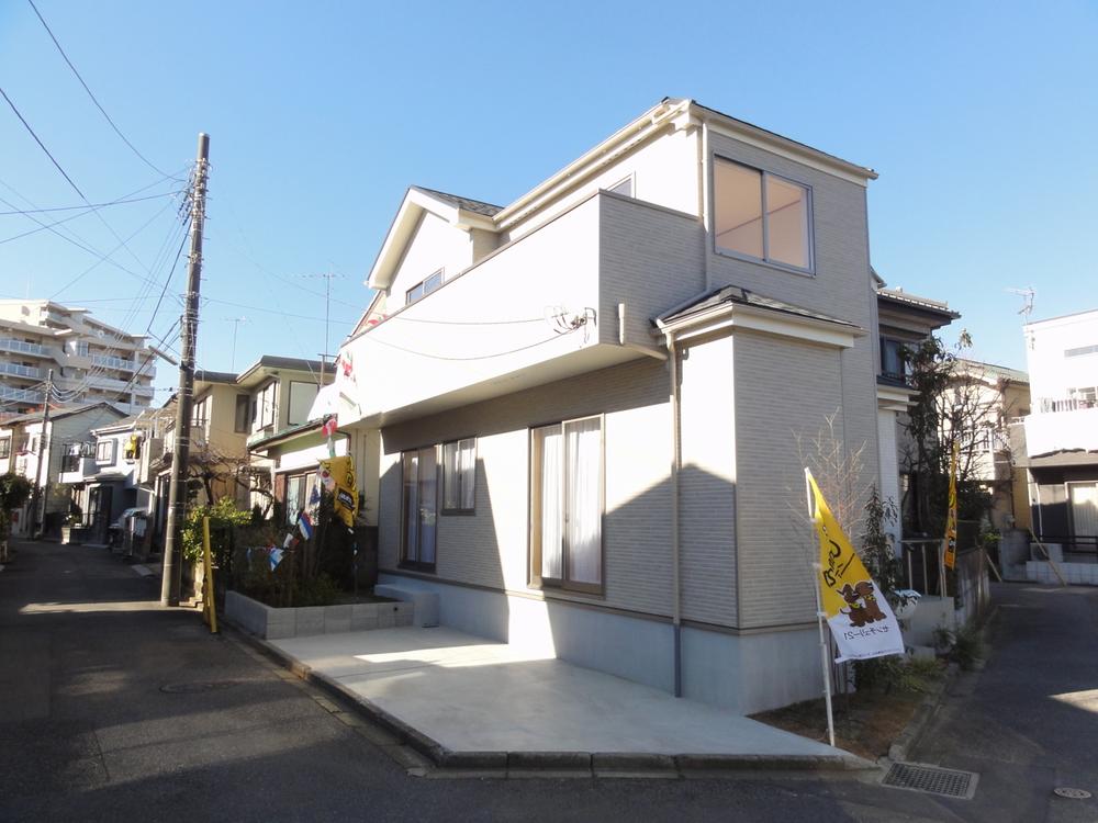 Local appearance photo. Local (12 May 2013) Shooting Southeast corner lot! "Hatogaya" station walk 11 minutes Zenshitsuminami direction South-facing bright LDK leisurely 17 Pledge House performance evaluation papers Flat 35S Available City gas This sewage