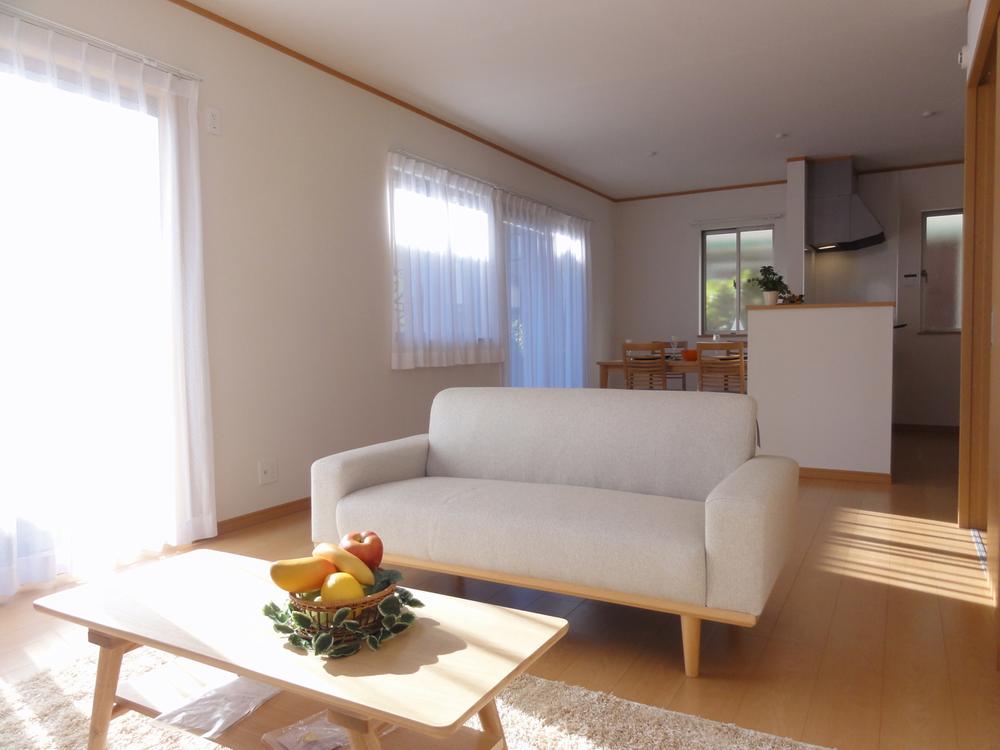 Living. Indoor (12 May 2013) Shooting South-facing bright LDK17.75 Pledge