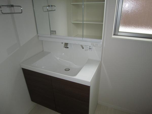 Wash basin, toilet