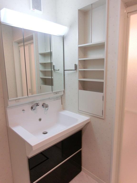 Wash basin, toilet. Vanity of the same specification ・ A lot of storage capacity three-sided mirror ・ Shampoo is Dresser.