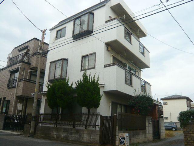 Local appearance photo. Airy three-story