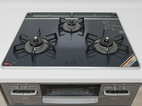 Kitchen.  [Glass top stove] Equipped with easy-glass top plate of care. A temperature sensor mounted on the whole burner, Also it has excellent safety.