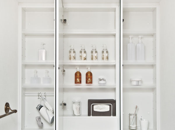 Bathing-wash room.  [Three-sided mirror back storage] The back of the three-sided mirror, Such as toothbrushes and cosmetics has become the storage that can clean and organize.