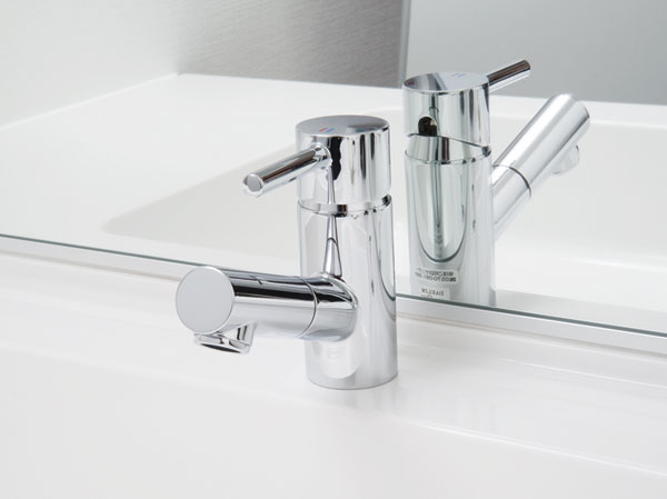 Bathing-wash room.  [Single lever mixing faucet] Easily adjustable amount of water and the water temperature with one hand. It is also useful to clean because the head is pulled out.