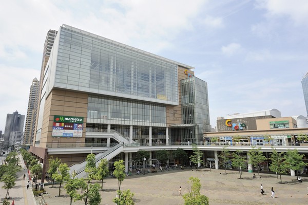 Building structure. Kyupo ・ La (4-minute walk ・ About 300m) / In addition to the commercial facility, Administration center, library, It is a complex building of the station directly, which also contains such as nursery school