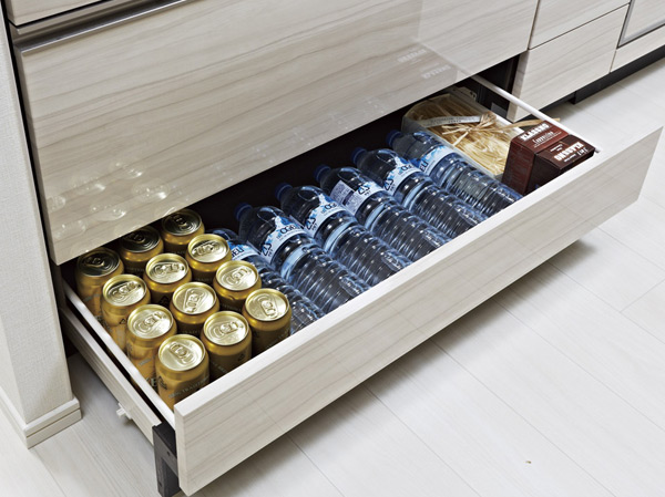 Kitchen.  [Width tree slide storage] Installing baseboards slide storage of cans enter as it is the height of the 500ml size. For convenient storage, such as cooking utensils and foods.