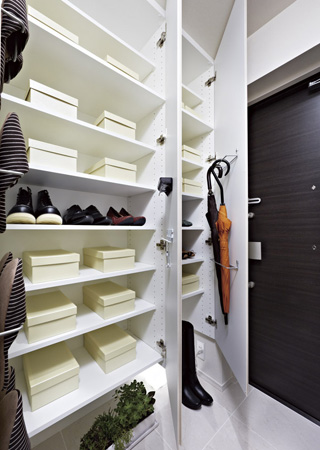 Receipt.  [Entrance storage] Footwear input is designed on the basis of the width shoes are housed side-by-side efficiently. By creating a space between the shelves and the door, It has established an "umbrella hanging", "slippers hanging", "accessory tray" to Tobiraura. Since the movable shelf, You can also clean storage, such as a height boots.