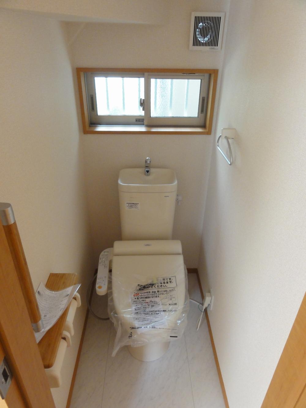 Toilet. With Washlet (1,2 Kaitomo)