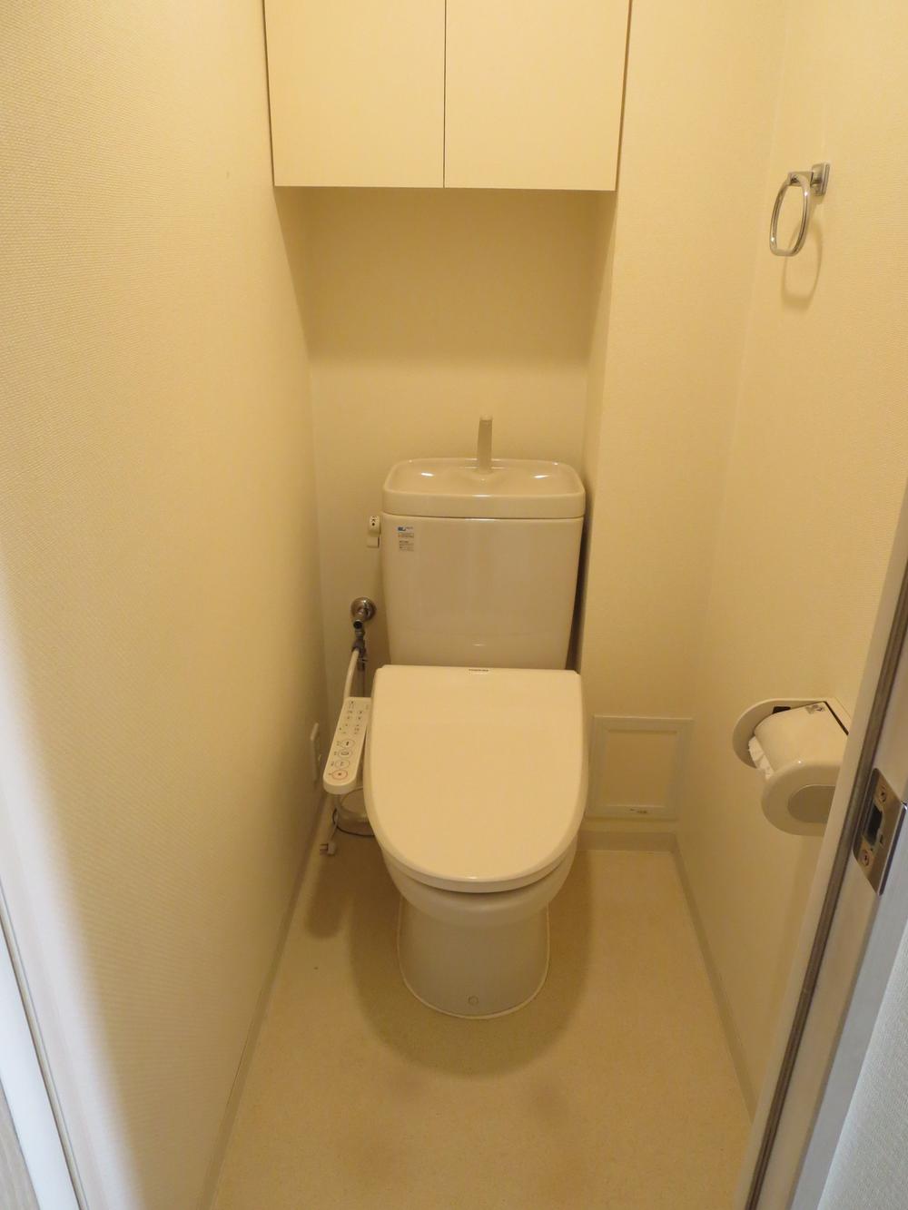 Toilet. Indoor (12 May 2013) Shooting
