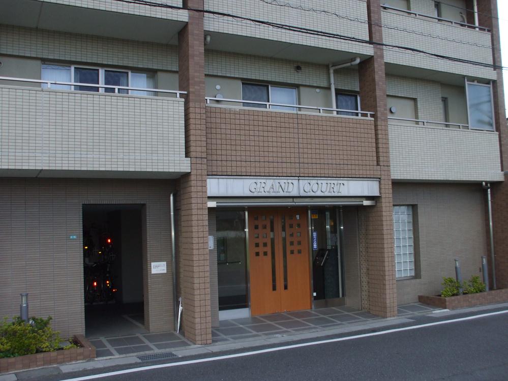 Entrance. Common areas