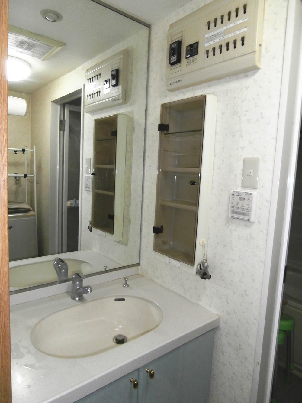 Wash basin, toilet. Indoor (11 May 2013) Shooting