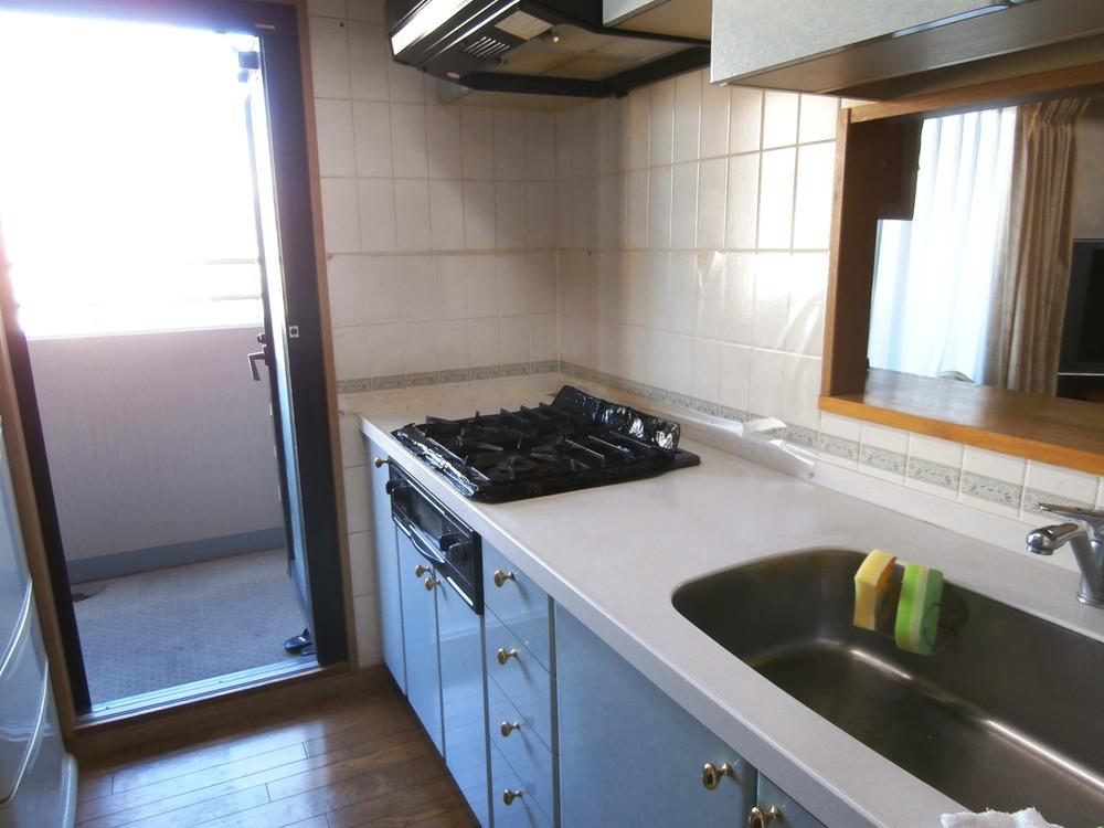 Kitchen. Indoor (11 May 2013) Shooting Balcony adjacent face-to-face system Kitchen