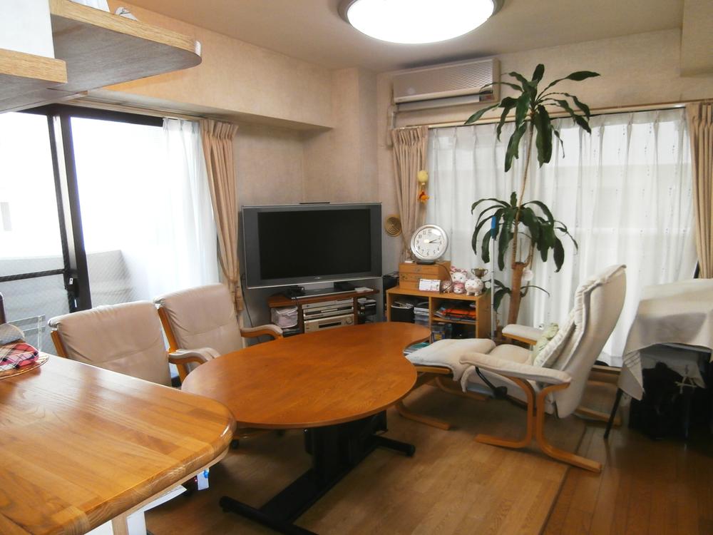 Living. East side, Bright living-dining photograph two faces lighting of the south side can be taken (December 2013) Shooting