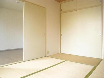 Living and room. There is a closet in 6 Pledge Japanese-style room
