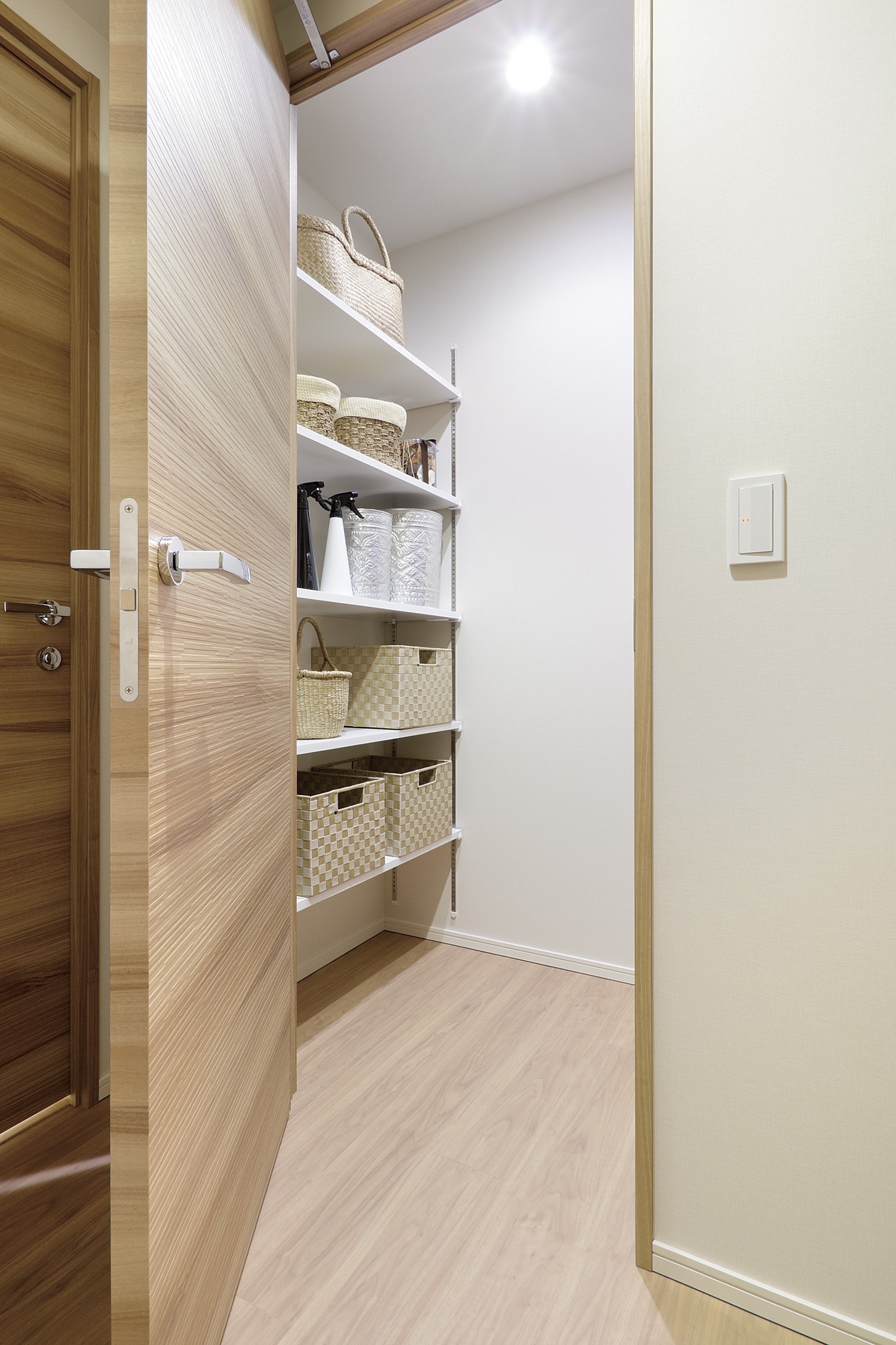 Convenient storage of large ones such as cleaning equipment and trunk closet