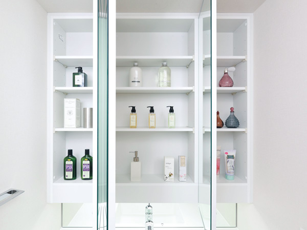 Bathing-wash room.  [Three-sided mirror back storage] Ensure a wide storage space in Kagamiura