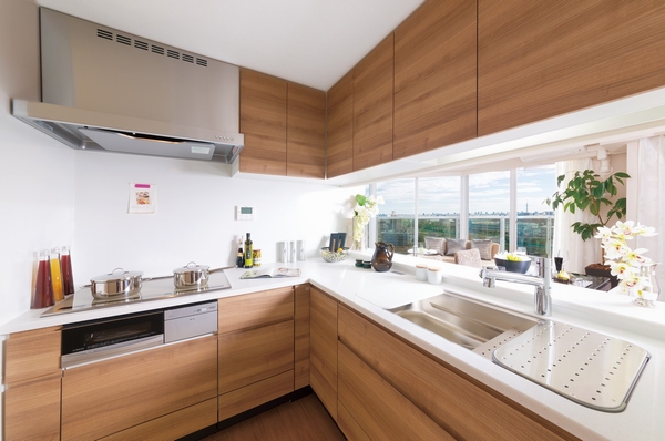 Building structure. Even cooking space there is room for storage space L-shaped counter kitchen. Face-to-face with an increased sense of unity with the living. Equipped with all-electric other advanced equipment
