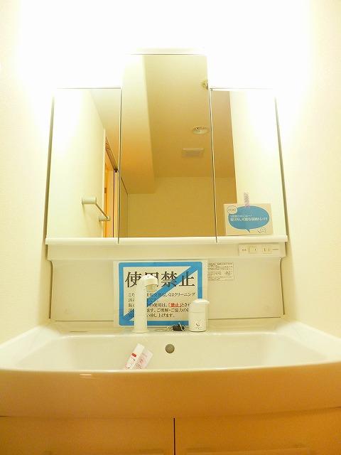 Wash basin, toilet. Washbasin new exchange