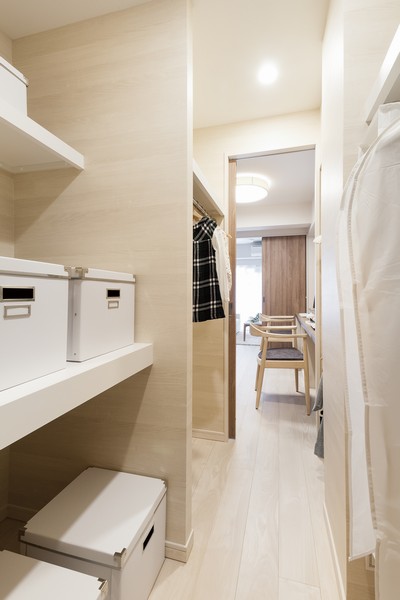 Walk-through closet that can be used from the two Western-style. Also available futon storage