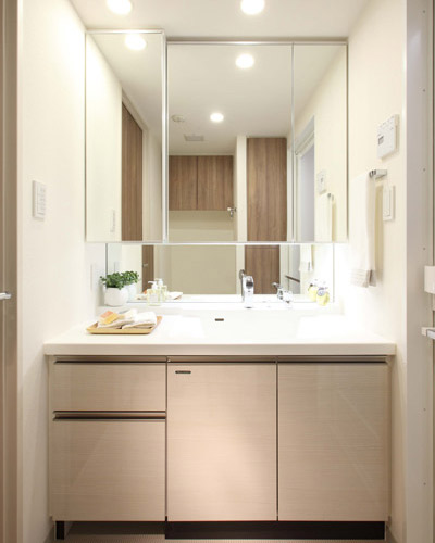 Bathing-wash room.  [bathroom] Adopt the shower faucet to draw the nozzle. This is useful to shampoo and bowl of care.