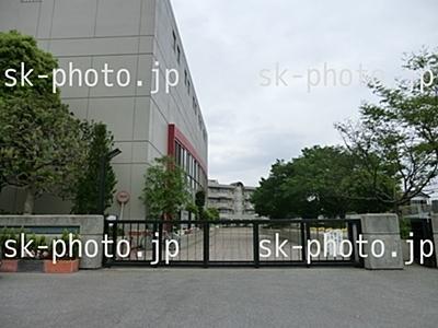 Primary school. 400m to Totsuka Ayase elementary school