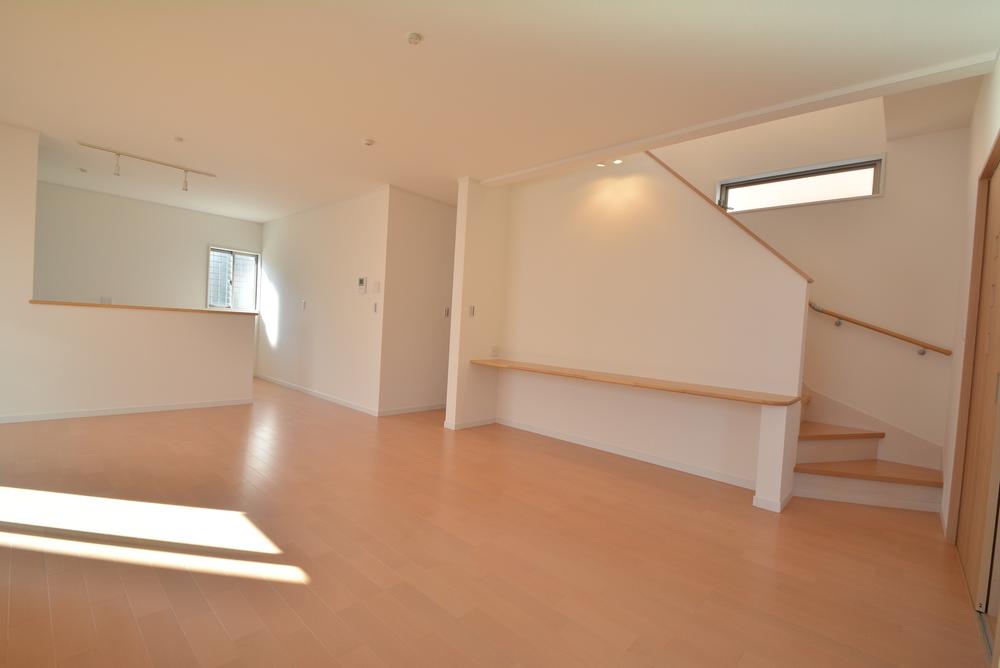 Living. 20 Pledge spacious living room, Face-to-face kitchen where the distance between your family is close, Adopt a living-in stairs.