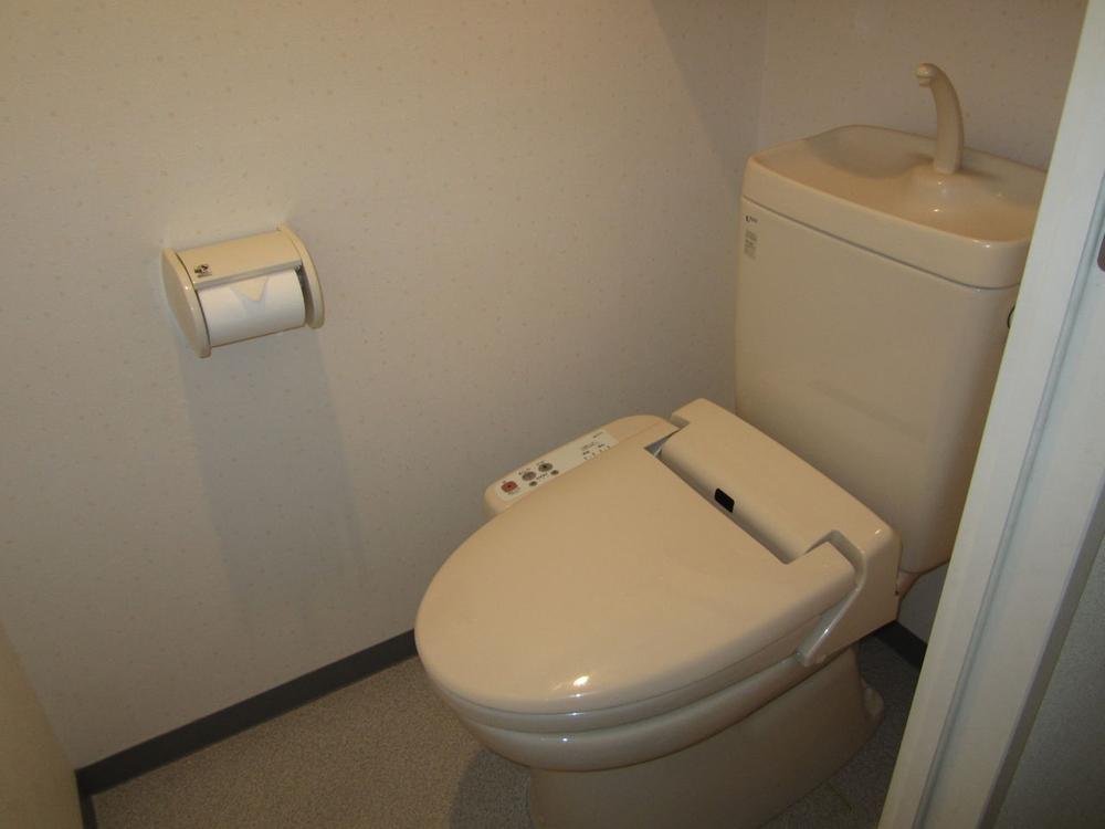 Toilet. Indoor (12 May 2013) Shooting