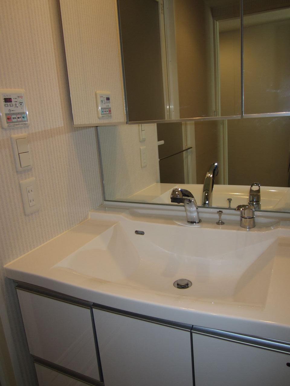 Wash basin, toilet. Indoor (12 May 2013) Shooting