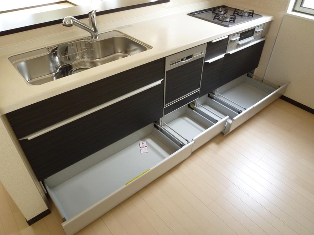 Same specifications photo (kitchen).  [Our construction cases] Since the dead space at the foot also has become housed, It helps in the storage of heavy clay pot, etc.