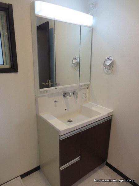 Wash basin, toilet. Good three-sided mirror type of usability