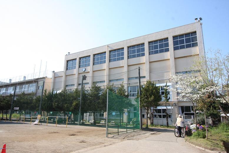Primary school. 500m to City Motogo Minami Elementary School