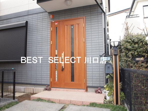 Entrance. Leafy residential area