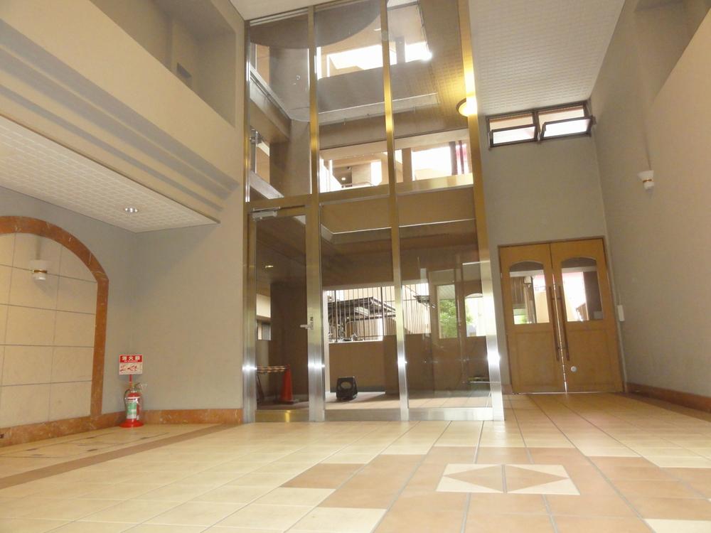 Entrance. Indoor (July 2013) Shooting auto lock Courier BOX