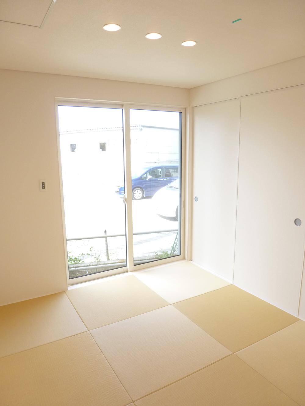 Non-living room. Bright Tatami is a corner. 